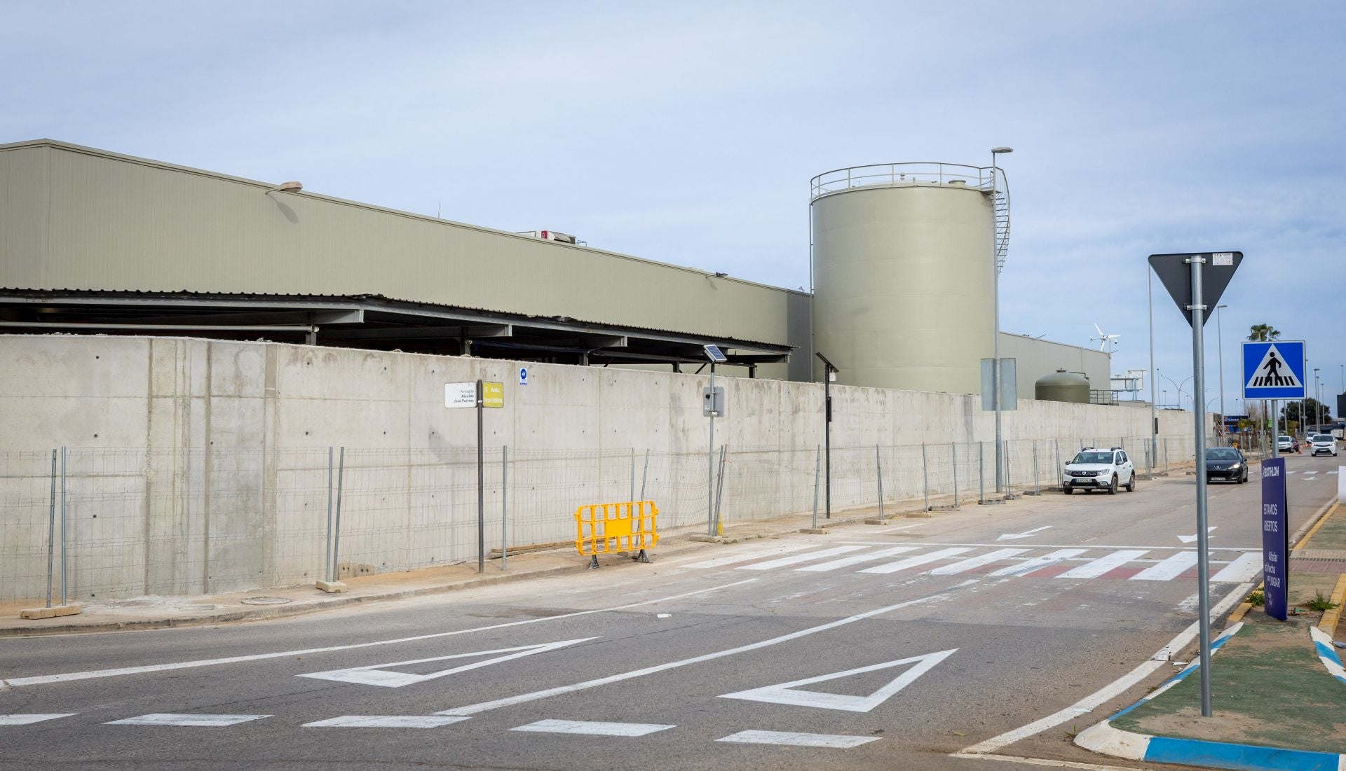 FOTOS | Carrefour Alfafar levanta un dique de protección ante futuras riadas