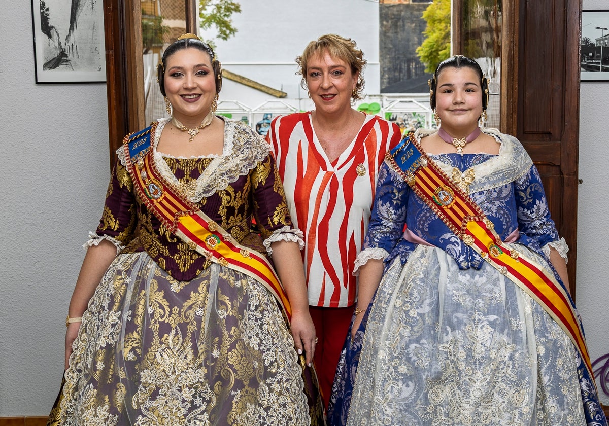 Las Falleras Mayores de Benetússer junto a la alcaldesa.