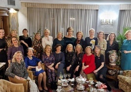 Merienda en casa de Amparo Lacomba con amigas como Mónica Duart, Paz Olmos, Laura y Blanca Fitera, Marisa Marín, Carmen de Rosa o Mª Ángeles Fayos.