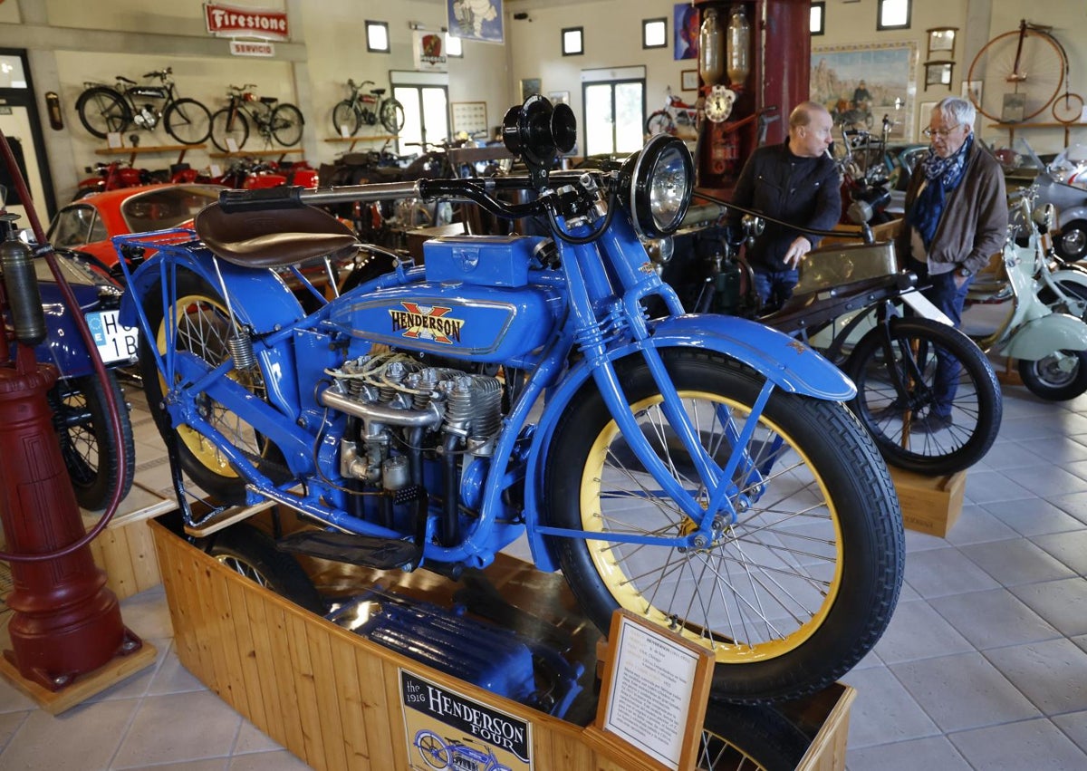 Imagen secundaria 1 - Los hermanos Ricardo y Xavi Fracés, y algunas de las motos del museo.