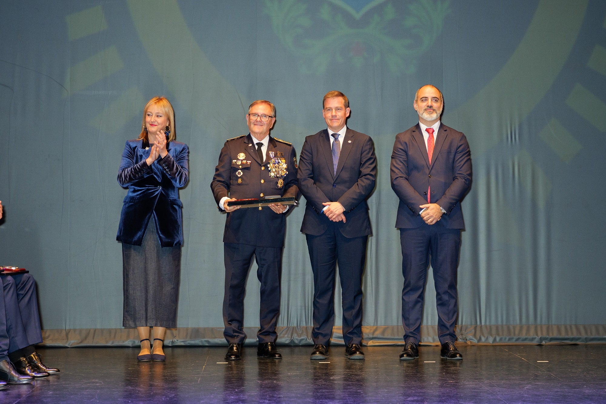 Arriba, el Comisiario Jefe de la Policía Local, Antonio Collado, en su despedida. Abajo, la flota de vehículos del cuerpo policial.