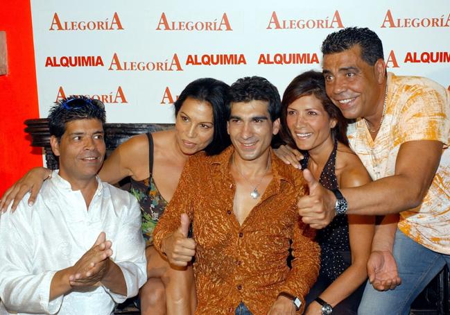 Las componentes del grupo musical Azúcar Moreno las hermanas Toñi (2_ i) y Encarna Salazar, acompañados por los miembros de Los Chunguitos, sus hermanos José (i) y Juan Salazar (d), y su primo Manuel Fernández (c), imagen de archivo.