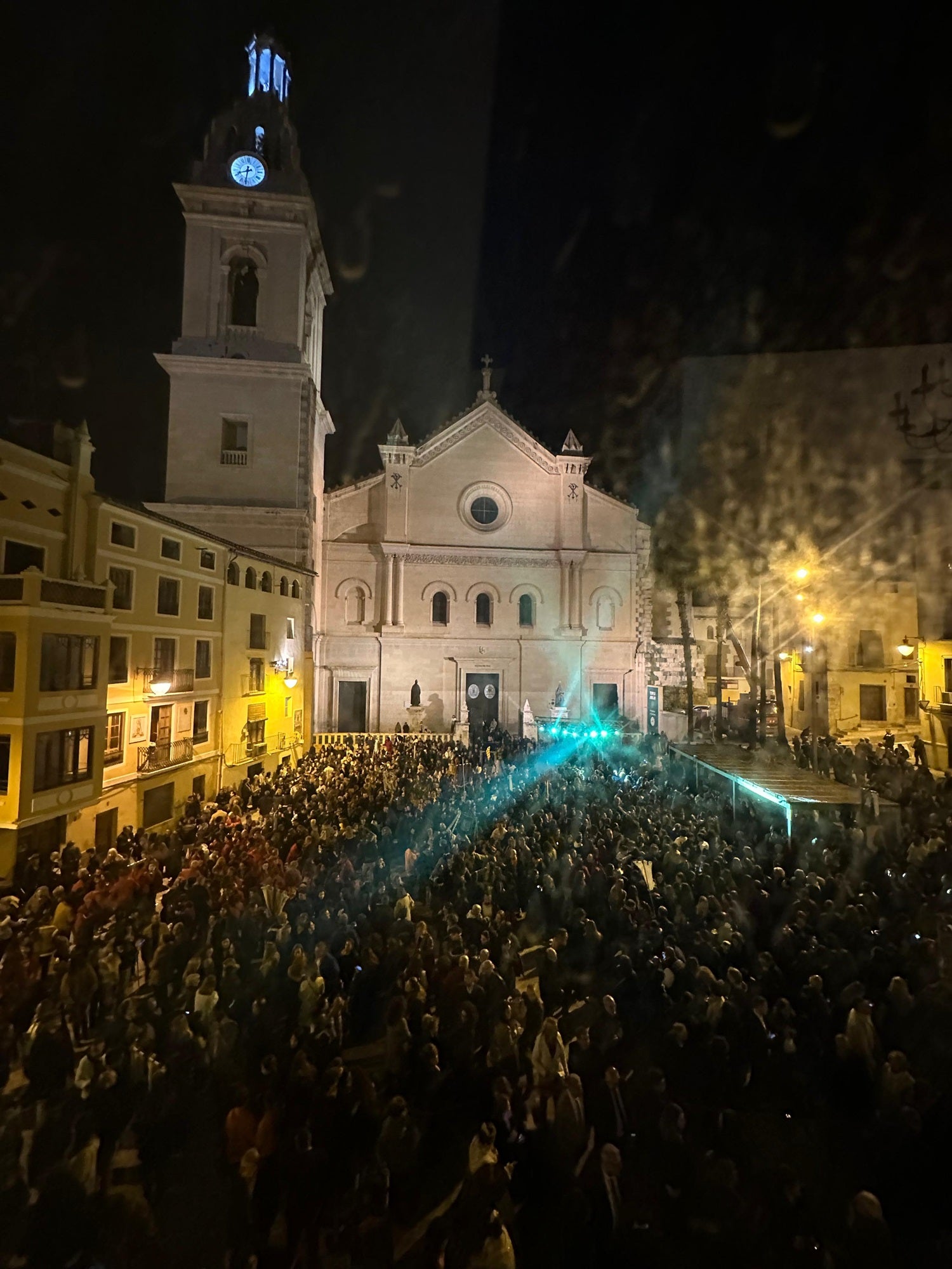 Imagen secundaria 2 - Arriba, el corazón entre las manos embarradas, en el video mapping, en recuerdo a los afectados por la dana. En el medio, los ninots indultats de este año y, sobre estas líneas, una plaza de la Seu abarrotada de público durante la Crida.