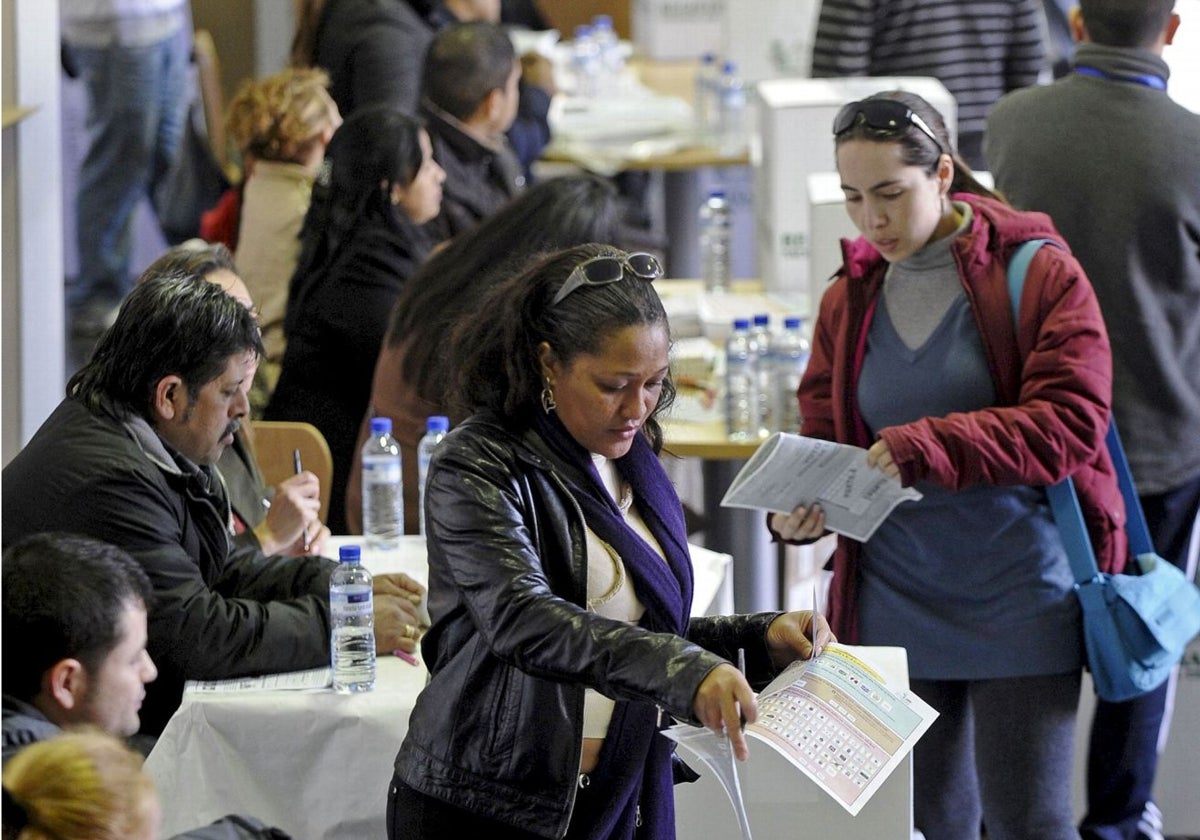 Inmigrantes colombianos votan en Valencia en las elecciones parlamentarias.