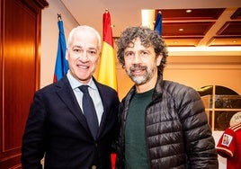 Damiano Tommasi posa con el presidente Pablo Sánchez