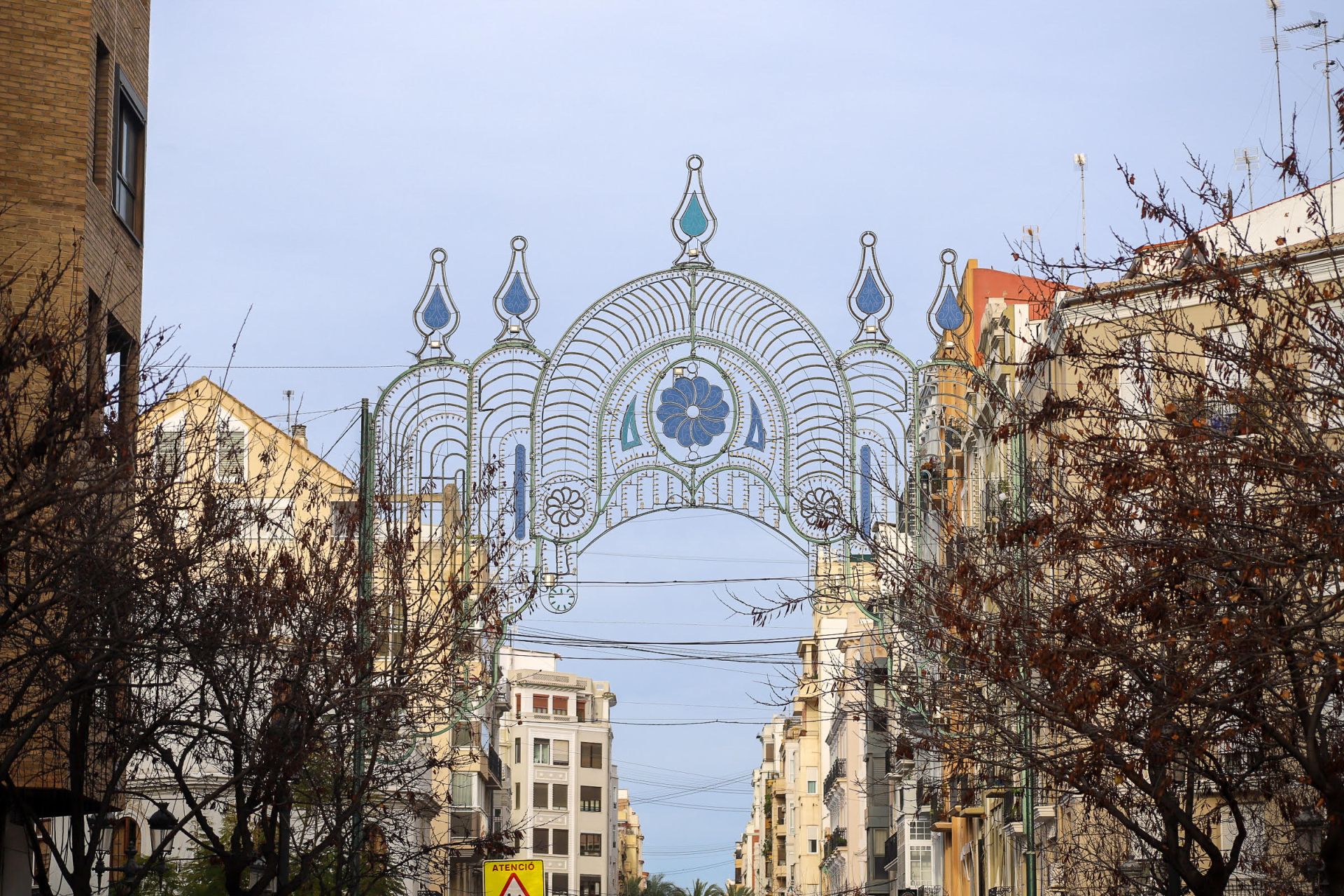 FOTOS | Montaje de las primeras luces de Fallas en Ruzafa