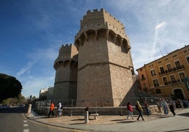 Protección de las Torres de Serranos con vallas durante las Fallas de 2024.