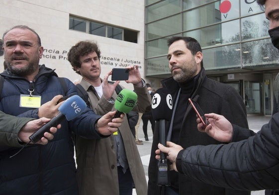 José Pérez (Libertad VCF), en la puerta del TSJ en 2022.