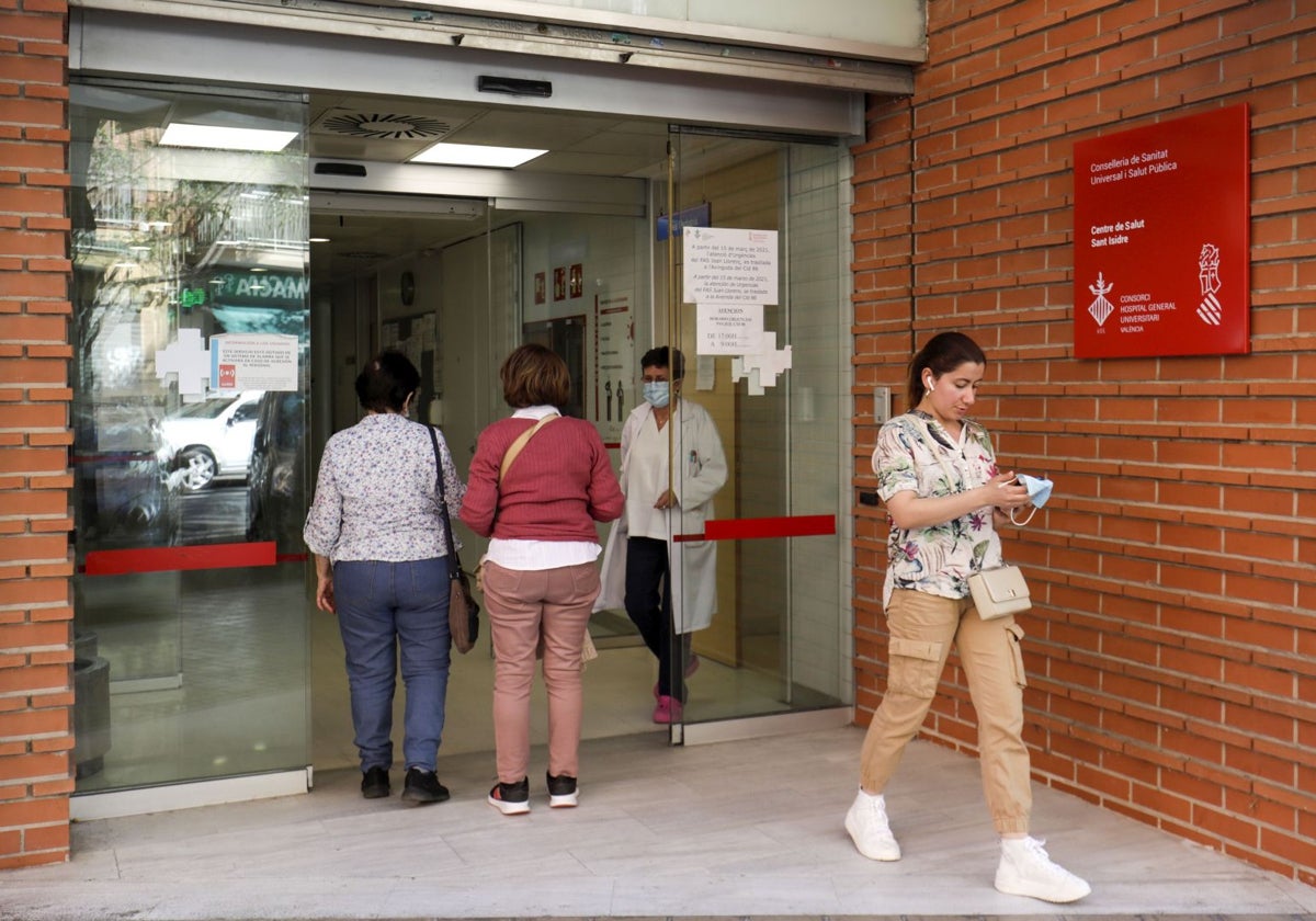 Entrada de un centro de salud de Valencia.