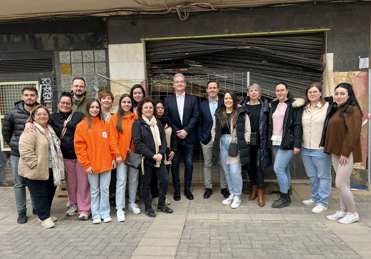 Vicente Alberola y Rafael Torres, presidente de Confecomerç, junto a vecinos de Massanassa.