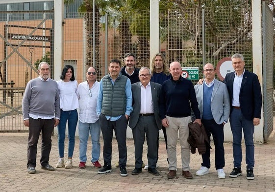 Miembros de CA Osasuna visitan el polideportivo de Massanassa.