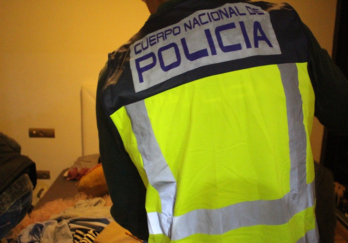 Un policía realiza un registro en una operación antidroga.