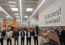 Carrefour Alfafar inaugura su tienda con el himno cantado por un empleado