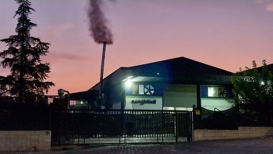 El humo que sale de la chimenea de la empresa ubicada en el polígono industrial de Montaverner.