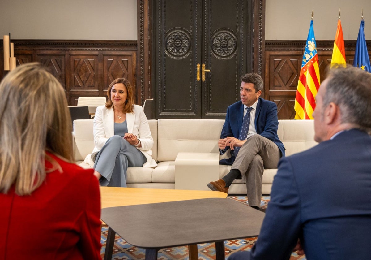 La alcaldesa de Valencia y el presidente de la Generalitat, durante la reunión con dirigentes de IBM.