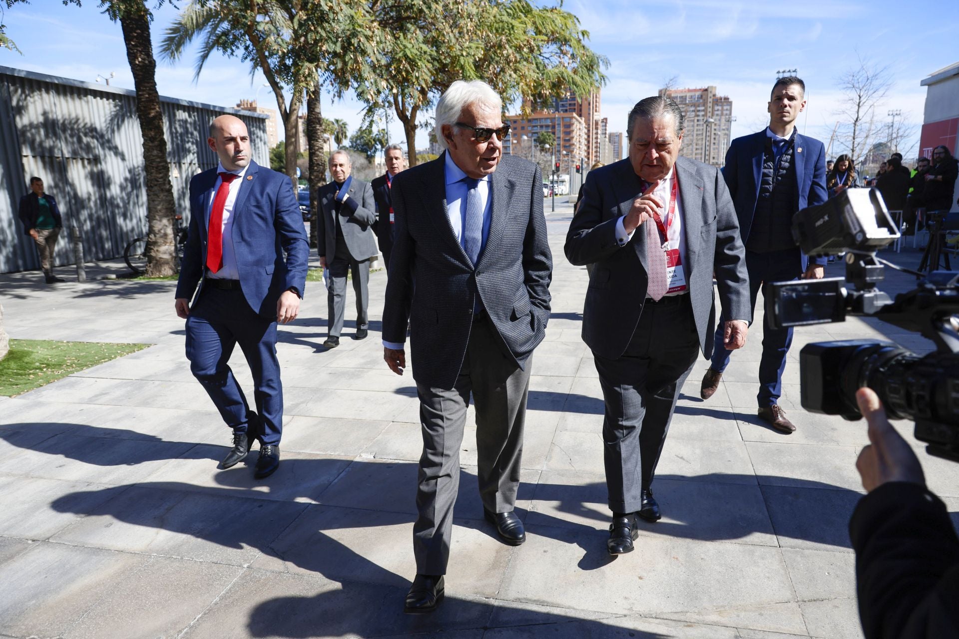 Felipe González asiste a la Asamblea General de AVE 2025 en Valencia