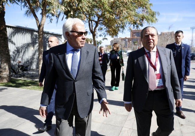 González, a su llegada a la asamblea.