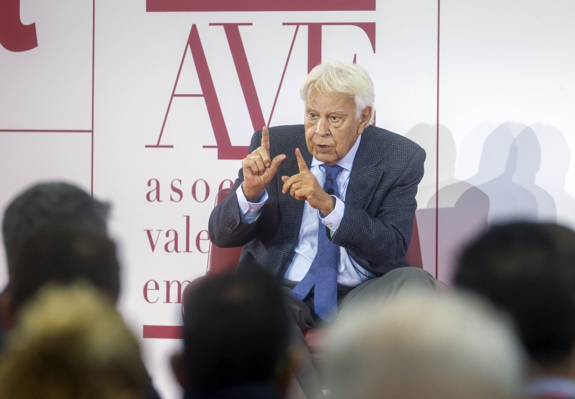 Felipe González asiste a la Asamblea General de AVE 2025 en Valencia