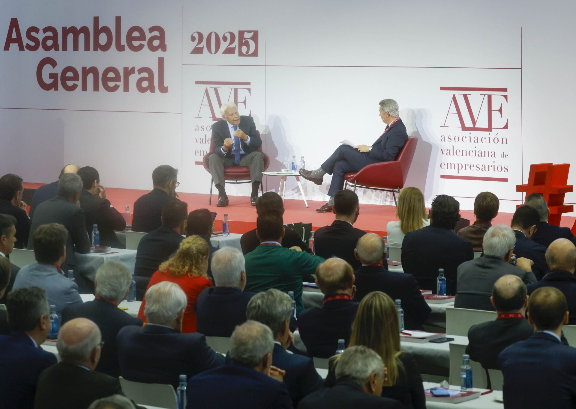 Felipe González asiste a la Asamblea General de AVE 2025 en Valencia