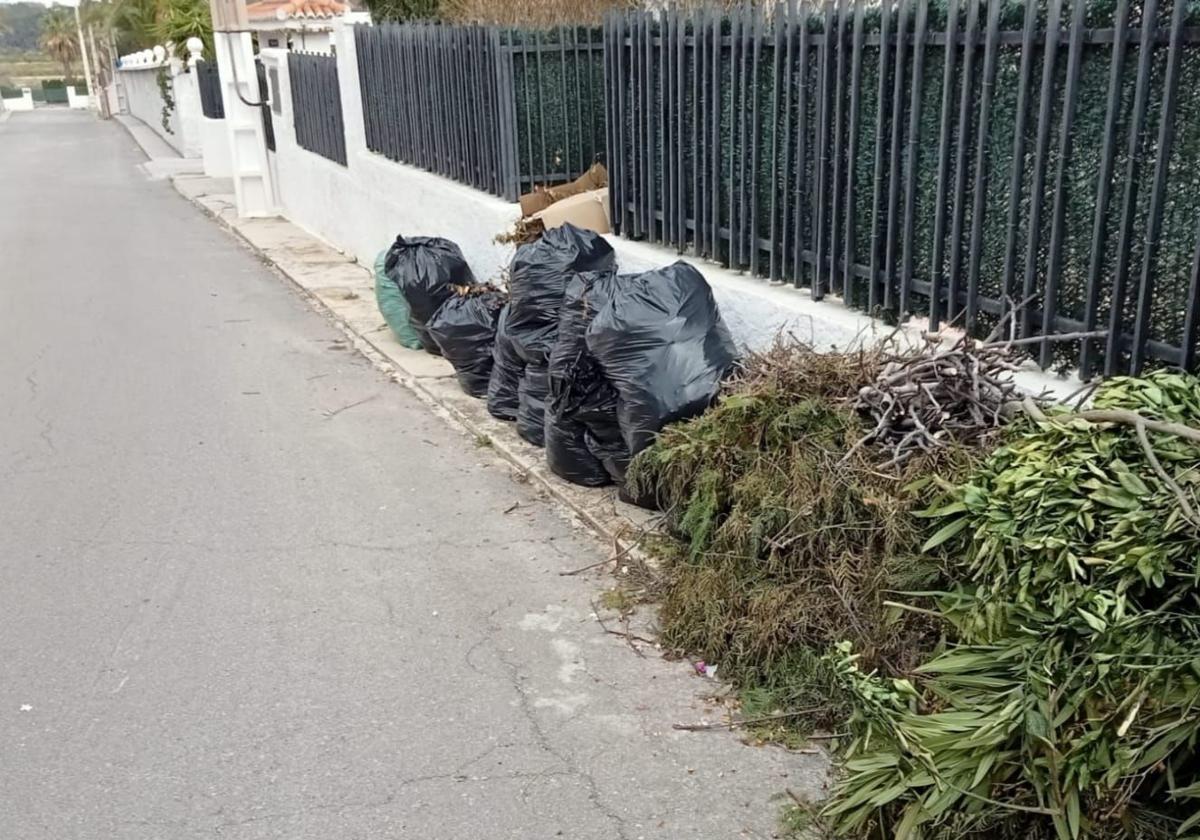 Residuos pendientes de recogida en una calle de Riba-roja.