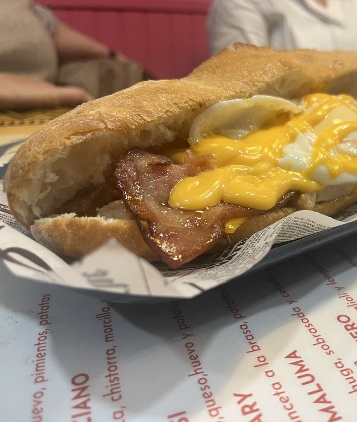 Imagen secundaria 2 - Arriba, un paseo por Picanya, abajo, uno de los bocadillos que se disfrutaron por la mañana. 