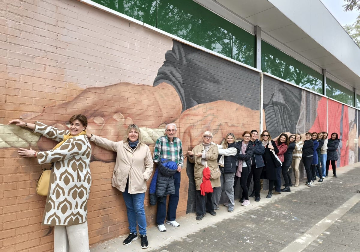 Imagen principal - Arriba, un paseo por Picanya, abajo, uno de los bocadillos que se disfrutaron por la mañana. 