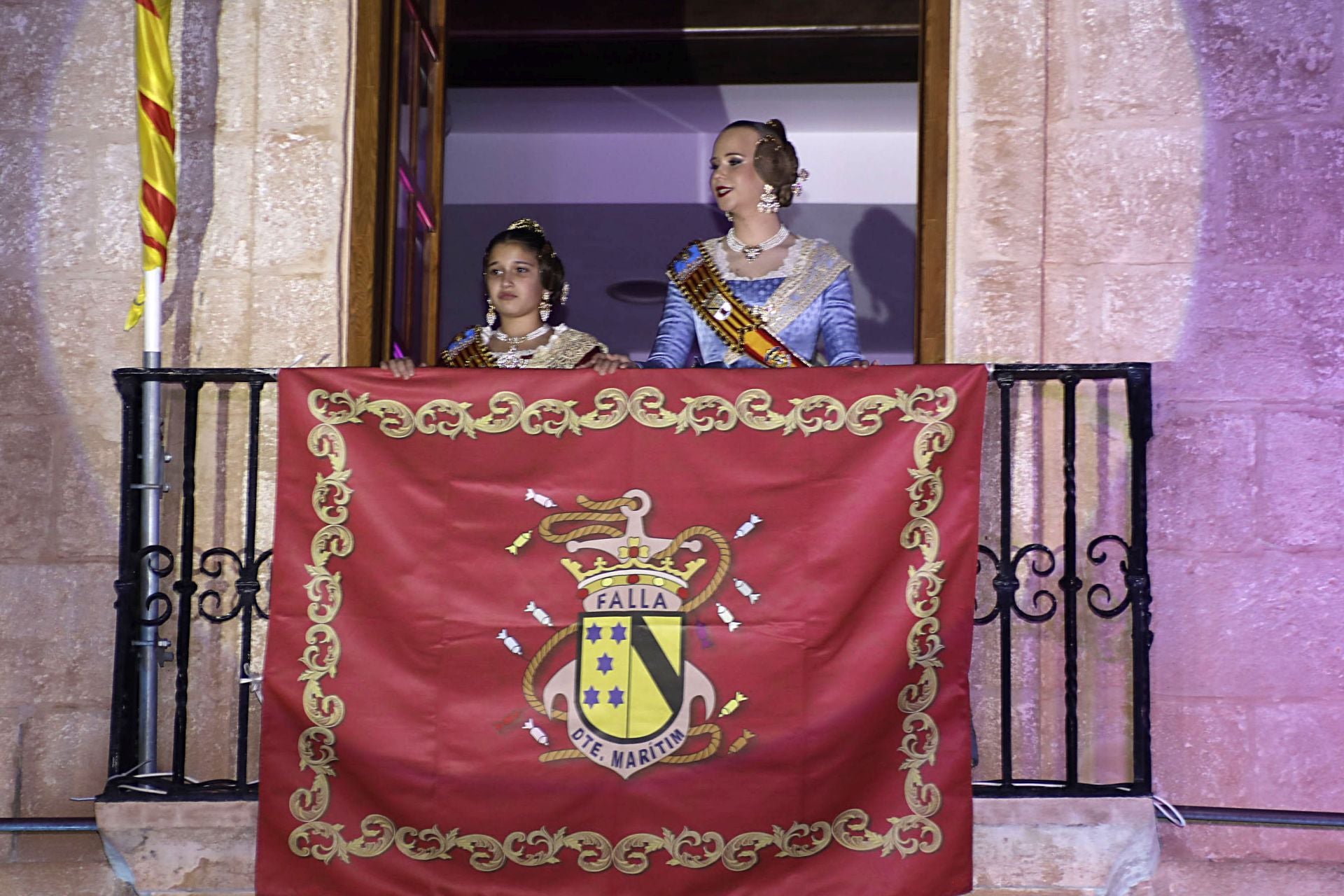 Las falleras mayores de Dénia, en el balcón del Ayuntamiento.