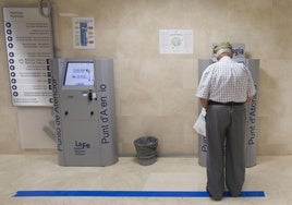 Un usuario en los puntos de atención del hospital La Fe de Valencia, en una imagen de archivo.