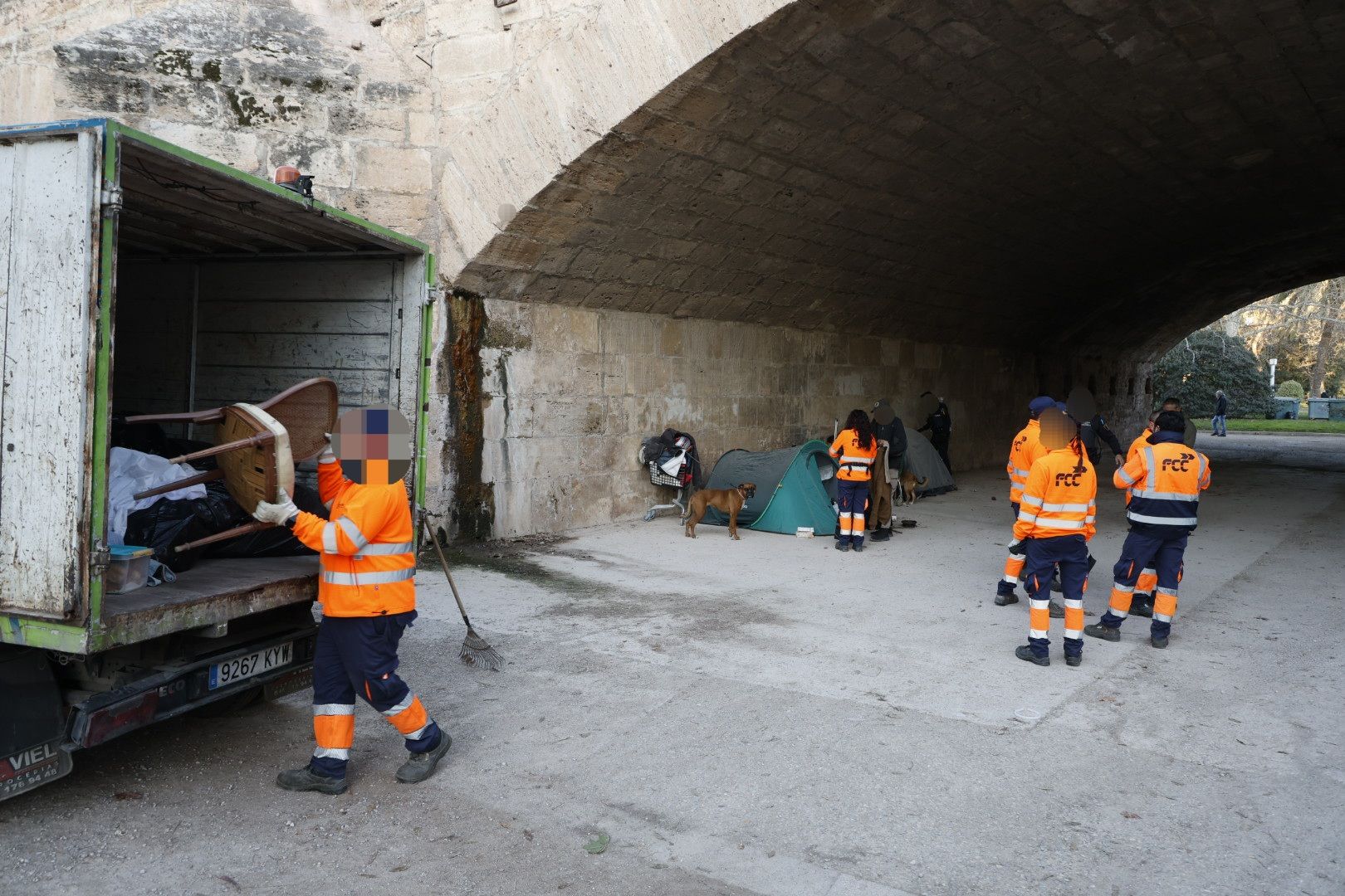 Fotos de la limpieza de los puentes en Valencia