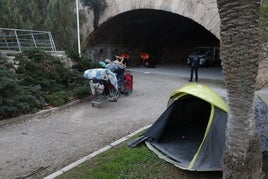 Cartel que informa de la limpieza que se va a hacer en el puente del Real, en el Jardín del Turia.