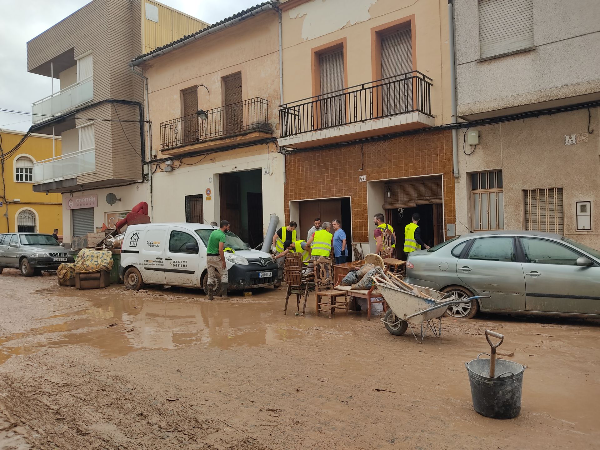 Voluntarios limpiando casas afectadas en Guadassuar tras la dana.