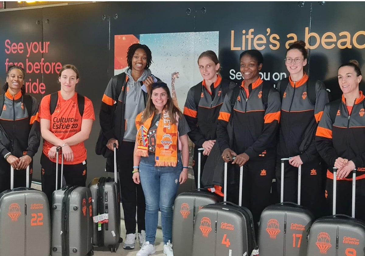 Las jugadoras del Valencia Basket posan con una aficionada a su llegada a Manises.