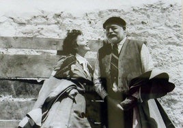 Ernest Hemingway y Ava Gardner en la plaza de Valencia.