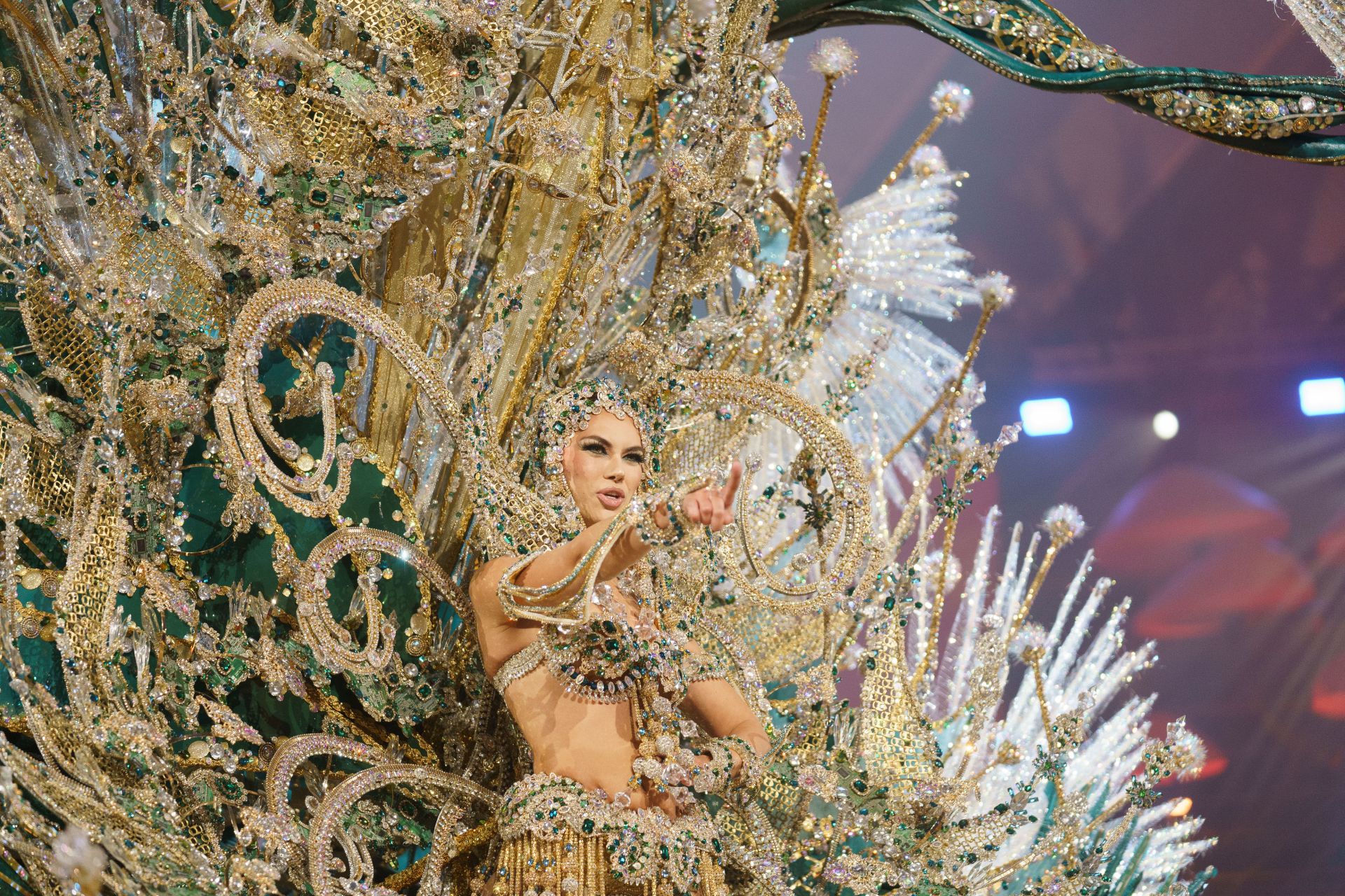 Elízabeth Ledesma Laker, con la fantasía «Conexión», diseñada por Alexis Santana, elegida Reina del Carnaval de Santa Cruz de Tenerife 2025