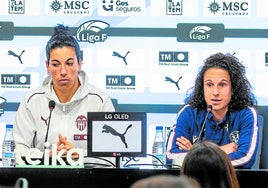 Marta Carro, capitana del Valencia CF, junto a María Alharilla, capitana del Levante UD.