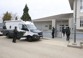 La Guardia Civil ya investiga este correo amenazante. En la imagen un vehículo a la puerta de un centro educativo en Chiva.