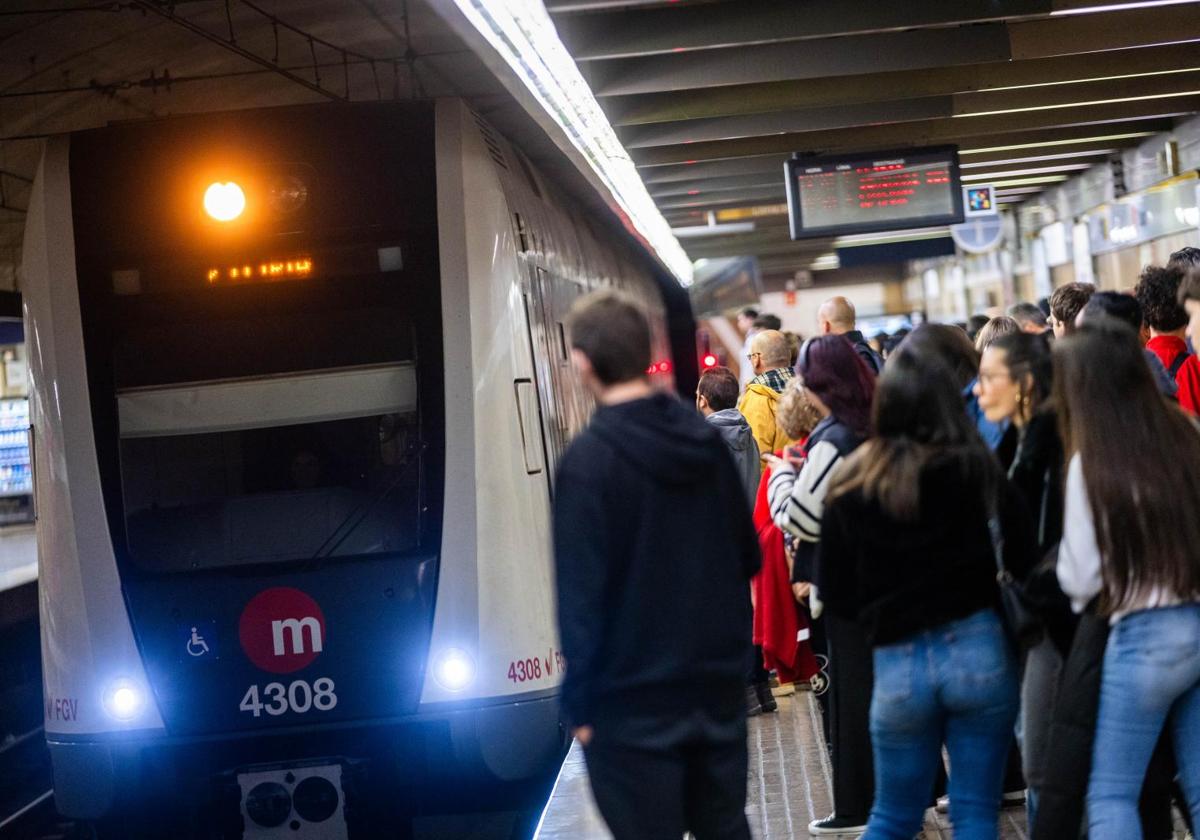 Viajeros de Metrovalencia esperan en el andén durante una jornada de huelga, este mes de febrero.