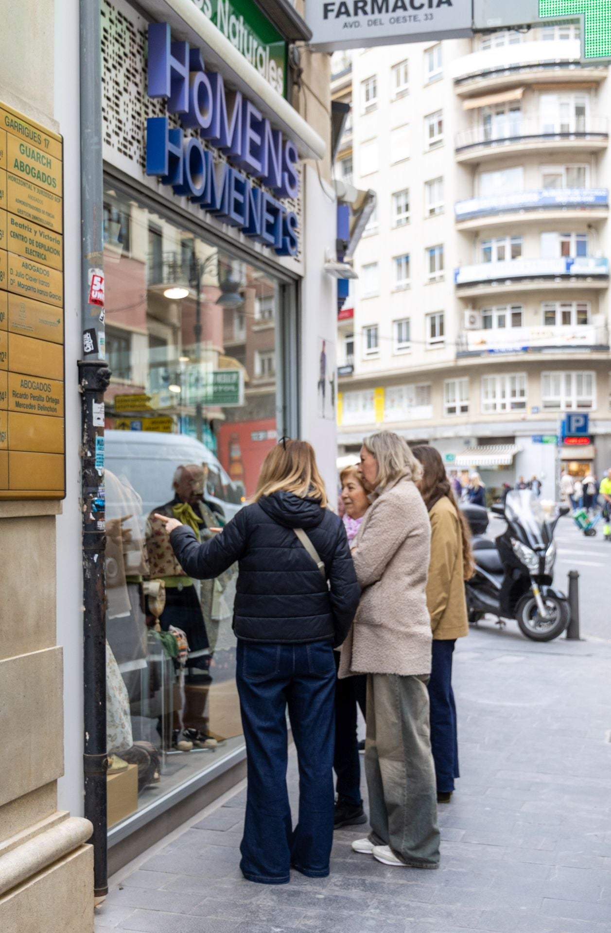 Furor de última hora para vestirse de falleros