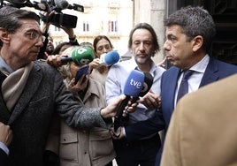 Carlos Mazón atiende a los medios a su llegada al Palau de la Generalitat.