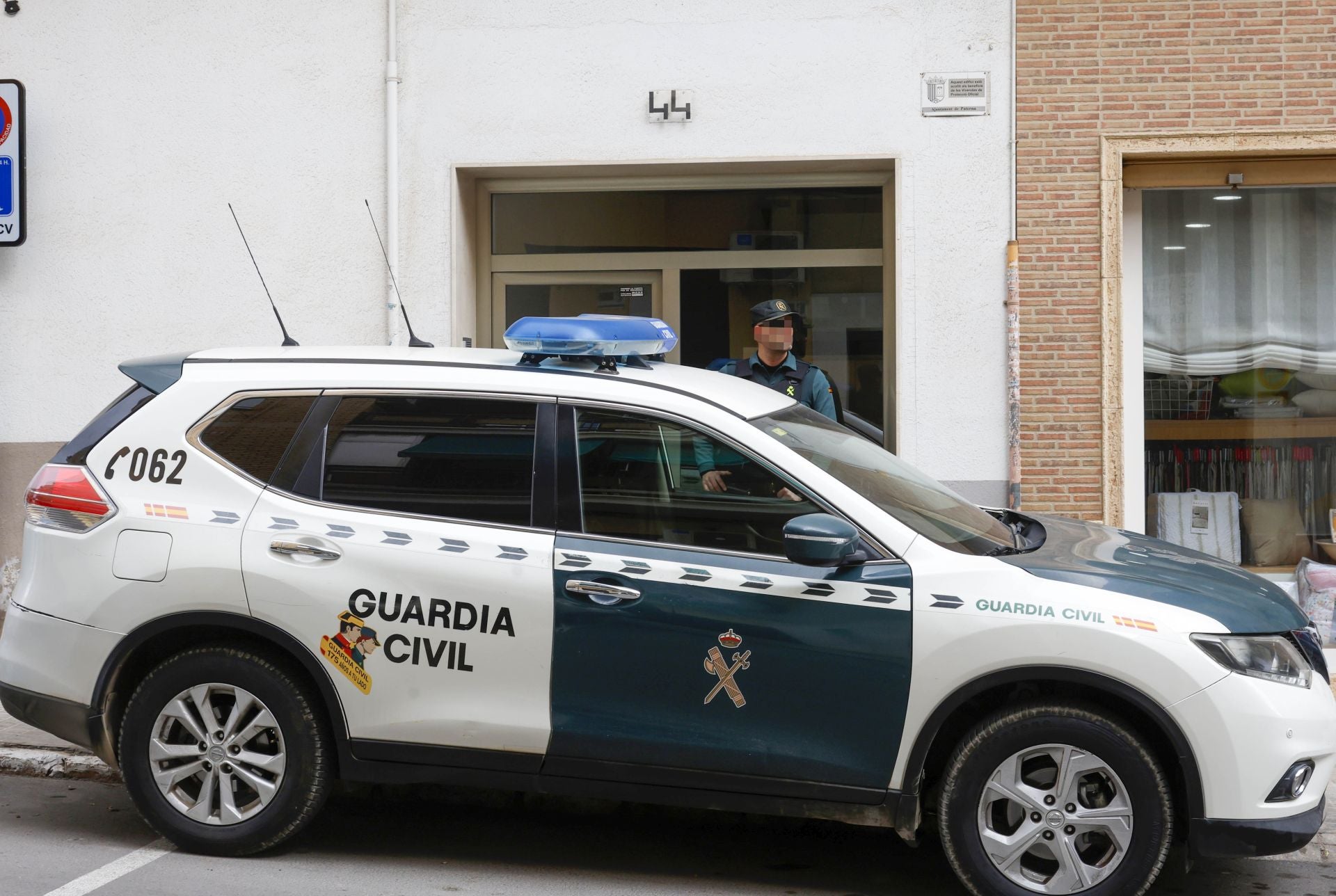 Trasladan al detenido por mandar amenazas de bomba en colegios de Valencia a su domicilio para la reconstrucción de los hechos