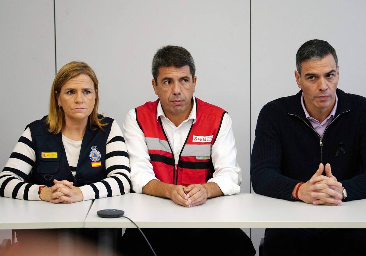 Bernabé, Mazón y Sánchez, en uno de los Cecopis tras la tragedia.