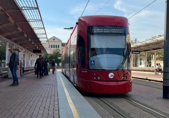 Unidad de tranvía en la estación de Pont de Fusta.