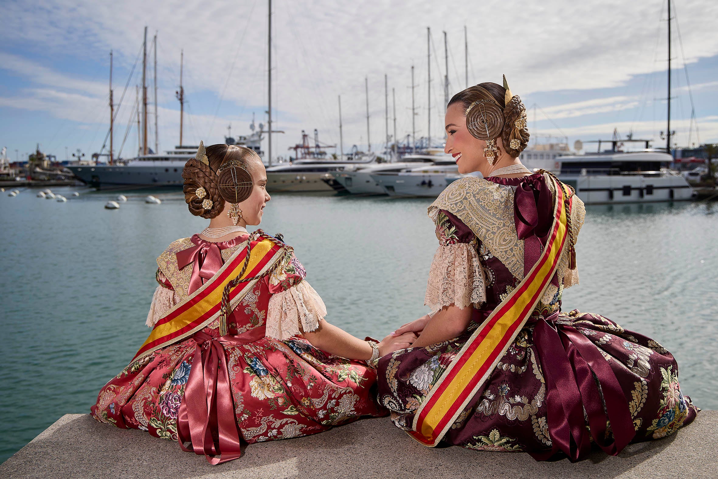 Lucía García y Berta Peiró, las falleras mayores de Valencia, durante una sesión fotográfica en La Marina para el especial de Fallas de LAS PROVINCIAS.