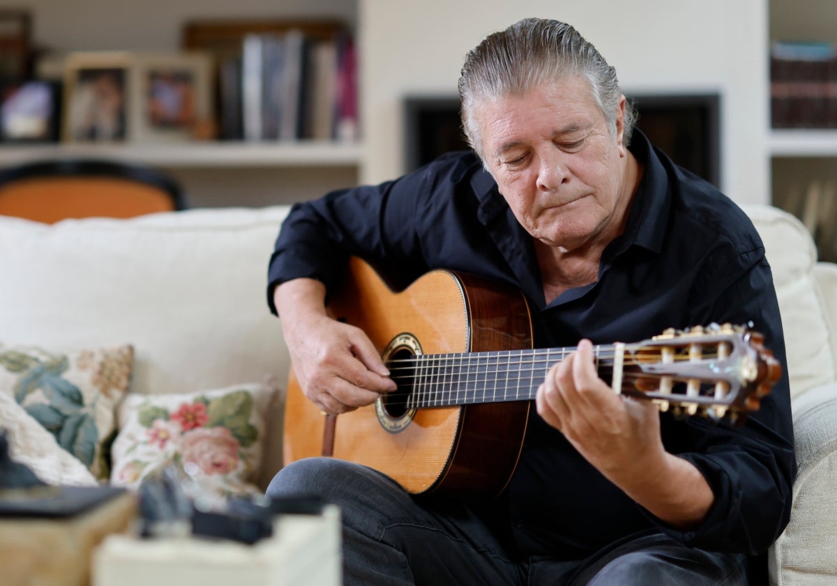 Francisco toca la guitarra en el salón de su casa.