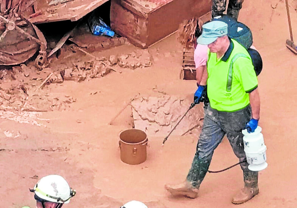 Sebastián desinfecta las calles de Alfafar pocos días después de la dana.