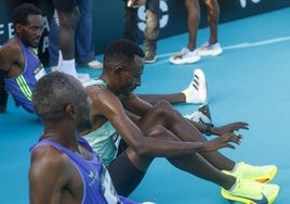 Parte de la élite del Maratón Valencia tras finalizar la carrera en 2024.