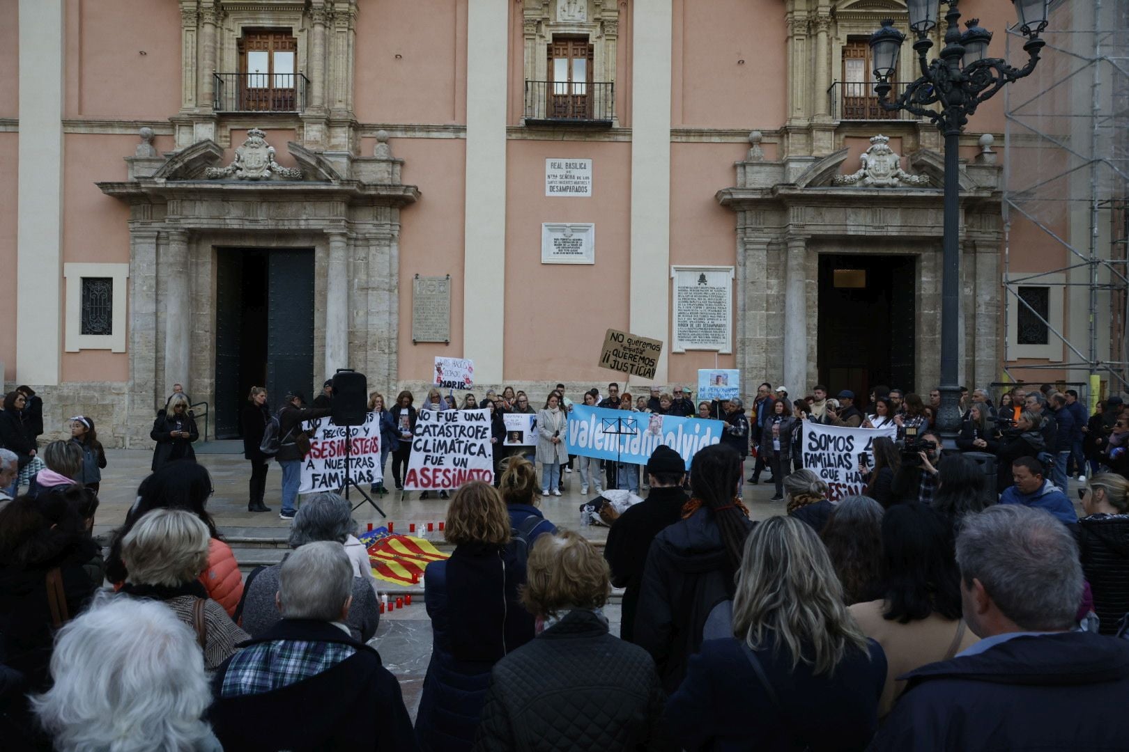 FOTOS | Concentración en Valencia contra la gestión de la dana y en recuerdo de las víctimas