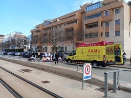 Los equipos sanitarios atendiendo a las dos personas heridas.