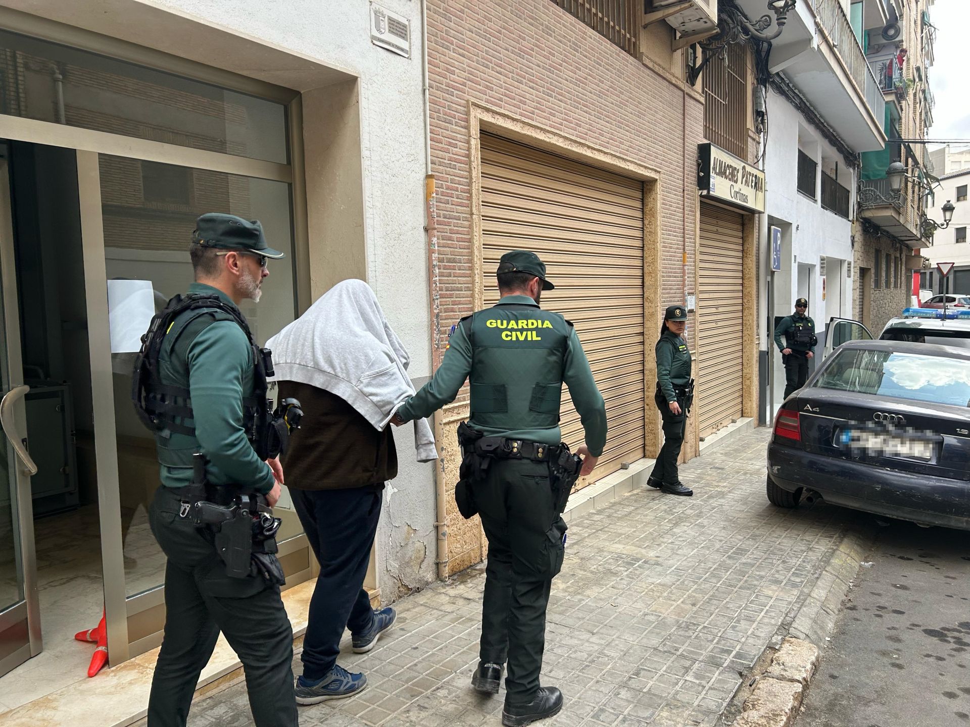 Trasladan al detenido por mandar amenazas de bomba en colegios de Valencia a su domicilio para la reconstrucción de los hechos