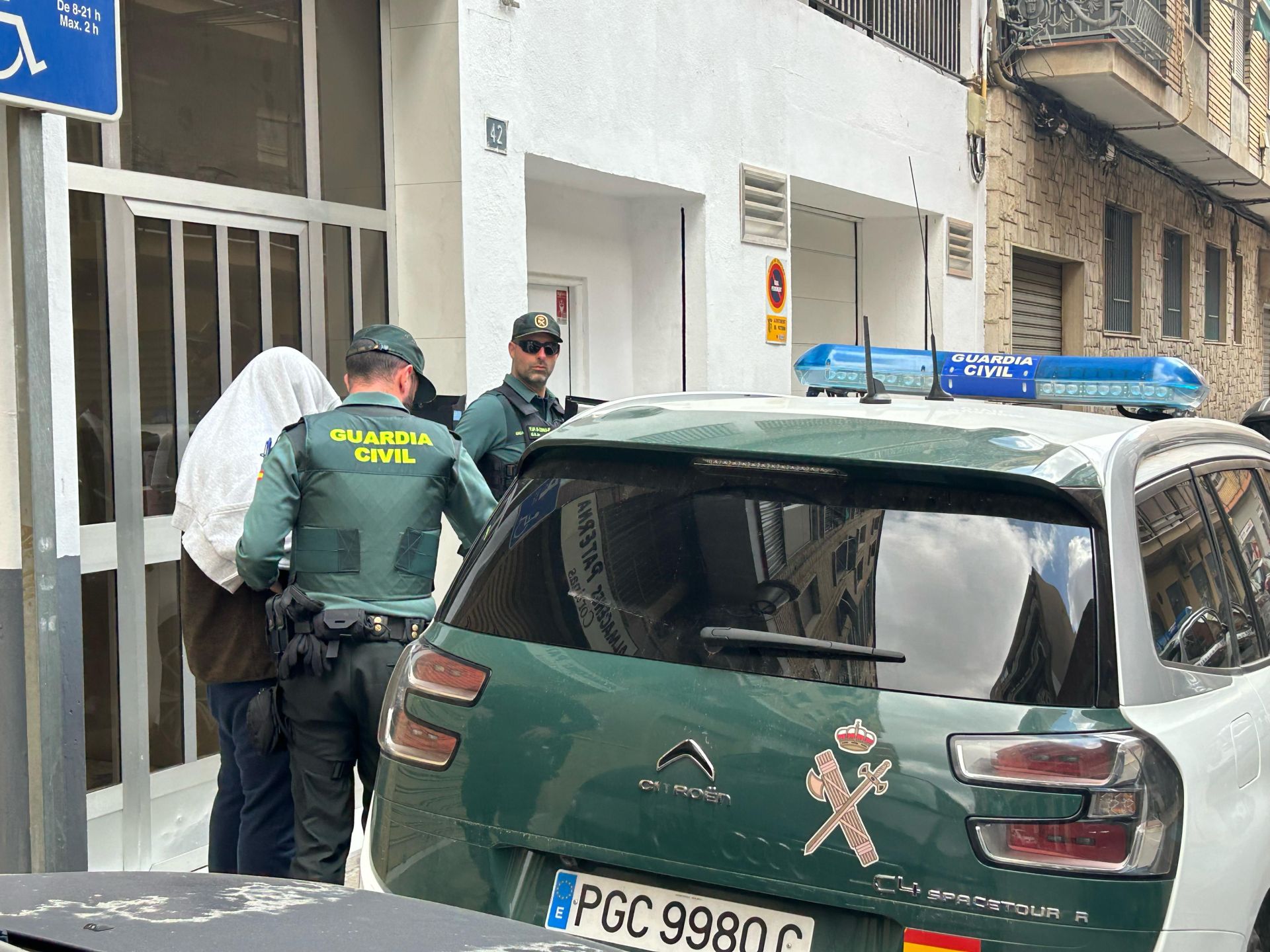 Trasladan al detenido por mandar amenazas de bomba en colegios de Valencia a su domicilio para la reconstrucción de los hechos